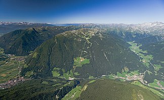 Speikboden von Nordost. Rechts am Bergfuß der Ort Luttach, dahinter das Weißenbachtal. Links am Bergfuß der Ort Sand in Taufers, dahinter Mühlen in Taufers und das Mühlwalder Tal. Mittig im Mittelgrund Michlreis.