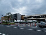 新旧駅舎が並んだ様子（2009年11月）