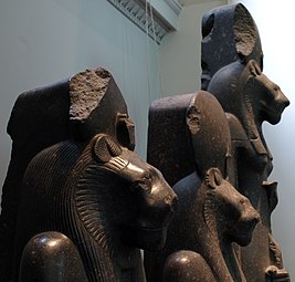 Salle 4 - Trois statues de granit noir de la déesse Sekhmet, v. 1400 av. J.-C.