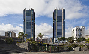 Las torres vistas desde el Parque Marítimo César Manrique.