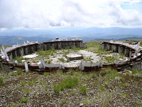 Руины военной радиолокационной станции на горе Стой