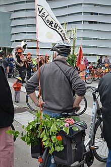 Photographie de personnes avec leurs vélos.