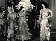 ヴィラータ王、ドラウパディー、キーチャカ 1933年の映画『サイランドリー』の1場面