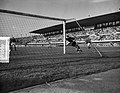Un stade olympique de la Pontaise garni de 24 000 spectateurs assiste à la défaite de la Suisse face aux Pays-Bas (2-3) le 15 septembre 1956 en match amical.