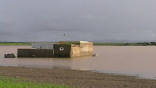 Warar, un lago temporal natural, en 2008, inundando una casa construida en la década de 1970