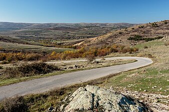 Пејзаж во Злетовско-пробиштипско со селото Пуздерци на десната страна