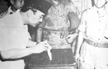 President Sukarno casting his vote on polling day 1955 Indonesian Election Sukarno.png