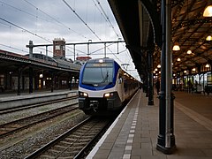 Nijmegen-Centrum, Zug der Baureihe Stadler Flirt am Bahnhof Nijmegen