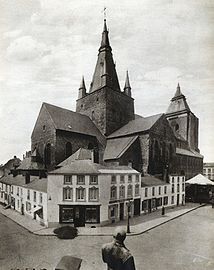 La Collégiale à la fin du XIXe siècle, début du XXe siècle prise depuis le balcon de l'Hôtel de Ville.