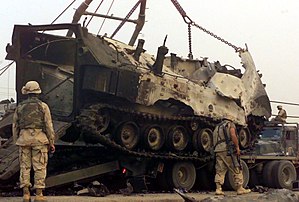 Амфибия AAV7 роты А 2-го амфибийно-штурмового батальона 2-й эбрмп, разбитая в Насирии, 11 апреля 2003