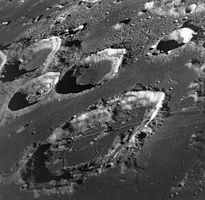Aufnahme von Apollo 8 vom 24. Dezember 1968: Goclenius mit seinem Rillensystem ist im Vordergrund; oben links im Bild ist Colombo A und darunter Magelhaens A (links) und Magelhaens (rechts); oben rechts im Bild liegt Gutenberg D.