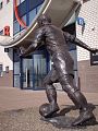 Monumento ad Abe Lenstra, davanti all'Abe Lenstra Stadion.