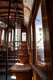 Vue de l'intérieur d'une cabine, fait de mobiliers en bois. Rayons de soleil.