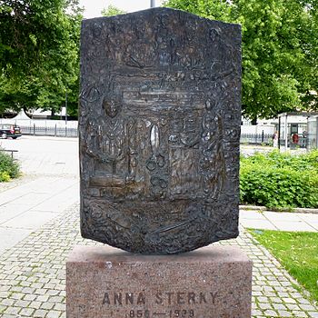 Anna Sterkys minne i juni 2012, framsida (till vänster) och baksida.