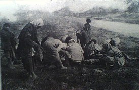 Армяне-беженцы у тела мертвой лошади в Дейр-эз-Зоре