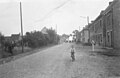 Michel Van Hammestraat (destijds in de volksmond: Beernems kasseitje), ter hoogte van nr. 40. Kind op fiets. Op de achtergrond de overweg van de spoorlijn Brugge-Eeklo. Datering eind jaren 1950.