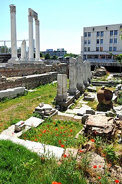 Останки от форума, Одеона (вляво) и библиотеката (вдясно)