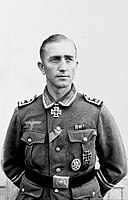 Hauptfeldwebel och riddarkorsmottagaren Josef Niemitz (1914–2001) med ärmelband för Stabsscharführer.