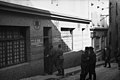 Soldați germani intrând într-o sinagogă din Brest care a fost convertită în Soldatenbordell (bordel militar)