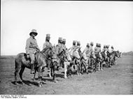 Έφιπποι askaris (αστυνομικοί)[Σημ. 2][Υποσημ. 1][Υποσημ. 2] στην Γερμανική Ανατολική Αφρική (μεταξύ 1914 και 1918).