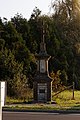 Calvaire Les chaussées sur le rond-point entre D751 et D266.