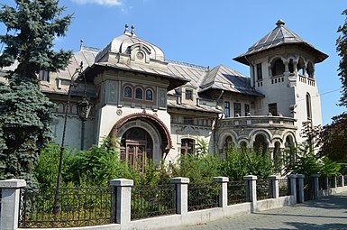 La casa Radu Stanian (Ploiești), amb molts elements de Revival romanès, com ara sostres de llauna, vores com ràfec de cases de pagès, tendal de fusta i altres