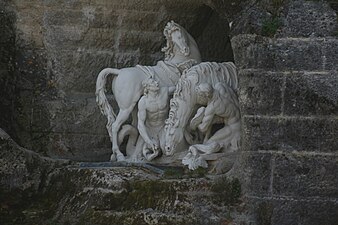 Chevaux du soleil, sur la gauche du bosquet.