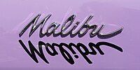 Logo eines restaurierten Chevrolet Malibu, künstlerisch mit Schatten unterlegt