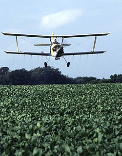 Pulvrisation d'un champ par avion, dans l'Illinois, aux tats-Unis.