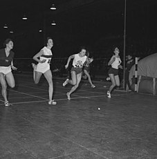 Erika Fisch – hier als Zweite von links bei einem Hallensprint im Jahr 1964 – belegte Rang vier