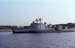 Fregatit HMS Visby (F11) ja HMS Sundsvall (F12) sekä etualalla sukellusvene HMS Valen kesällä 1982 Göteborgin uudessa laivastotukikohdassa.