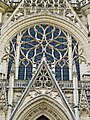 Façade de la Sainte-Chapelle de Vincennes, avec les motifs de la rosace spécifique du gothique flamboyant.