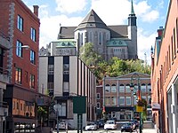 Le centre-ville de Sherbrooke, au pied de la falaise Saint-Michel, dominée par la cathédrale du même nom