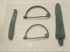 Fibule ad arco, coltello e pugnale in bronzo. Fase di Pantalica II 1050-850 a.C.