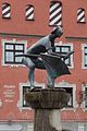 Großansicht der Figur des Fischerbrunnens auf dem Schrannenplatz in Memmingen
