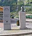 På stasjonsområdet står et monument over dem som bygget Flåmsbana. Foto: Piotr Panek