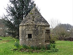 Puits couvert à côté de l'église.