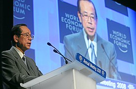 Fukuda phát biểu tại Diễn đàn Kinh tế thế giới ở Davos, Thụy Sỹ năm 2008.
