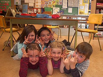 English: Children in classroom during lunch break.