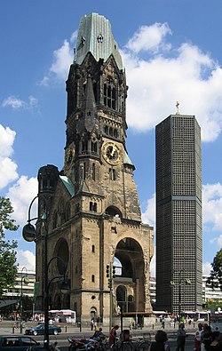 Teilansicht mit der alten Turmruine und dem neuen Kirchturm, 2004