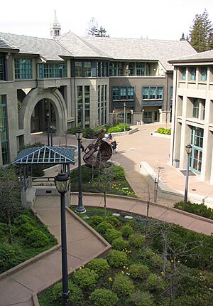 English: Central courtyard, Haas School of Bus...