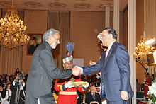 Hakeem Rizwan receiving Hilal-i-Imtiaz from the present of Pakistan