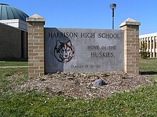 Памятник приветствия средней школы Харрисона 2011.JPG