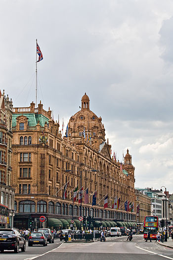 English: Harrods Department Store as viewed fr...