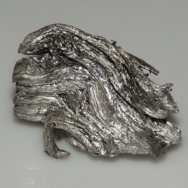 Velmi čisté holmium, 17 g, 1,5 x 2,5 cm