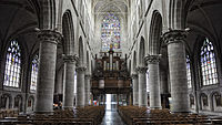 Het interieur met orgel