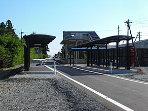 改造为BRT后的站台（后方为残留的铁路跨线桥）