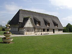Ancien pressoir reconverti en salle des fêtes aux Jonquerets-de-Livet (Eure).