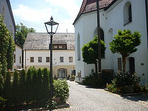 Im Hintergrund neben der Kirche: Traditionsgasthof und Hotel Butz mit Biergarten