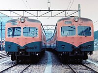 クハ86300番台塗り分け線の相違 クハ86306 初期製造車仕様（左） クハ86302[注釈 61] 増備車仕様（右）